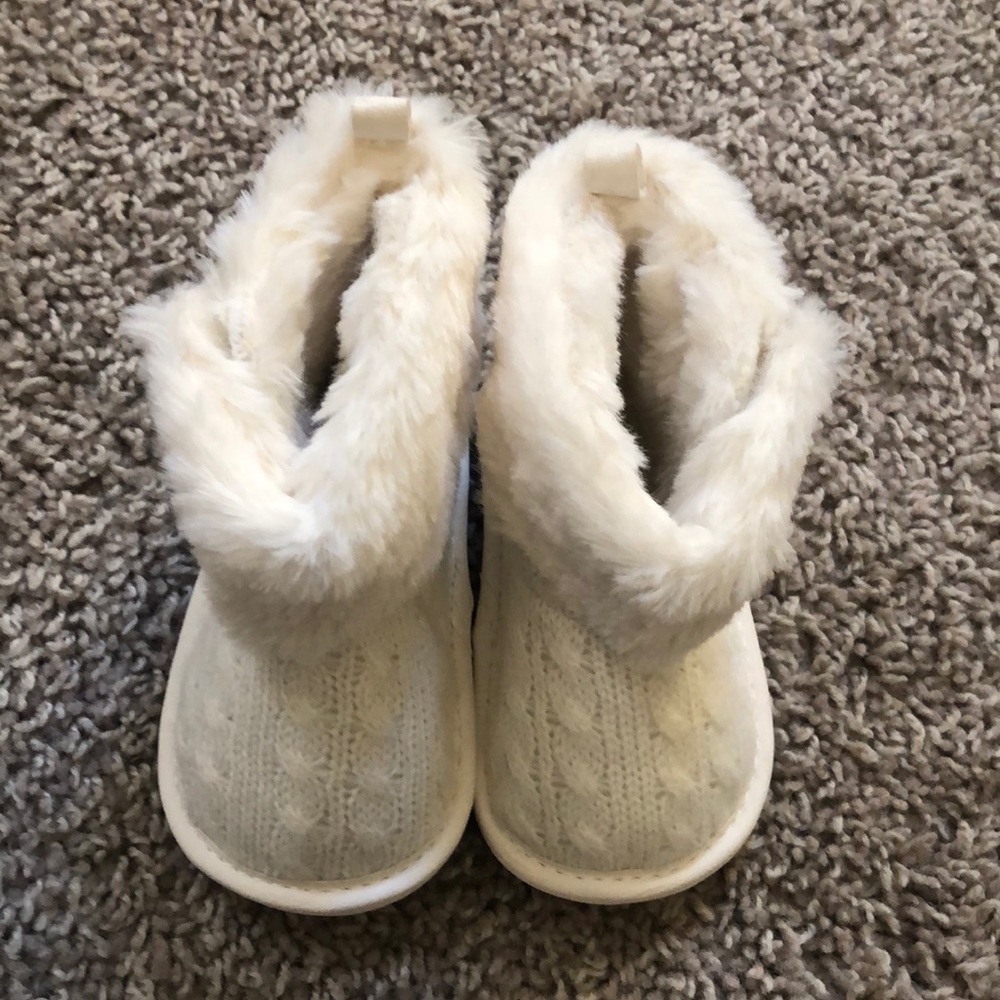 Infant fuzzy boots